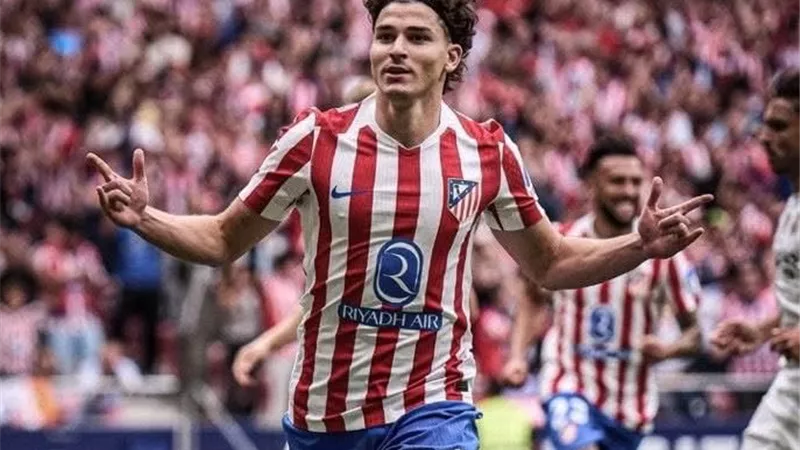 اتحاد الكرة الإسباني يفتح تحقيقًا مع برشلونة بسبب جوليان ألفاريز