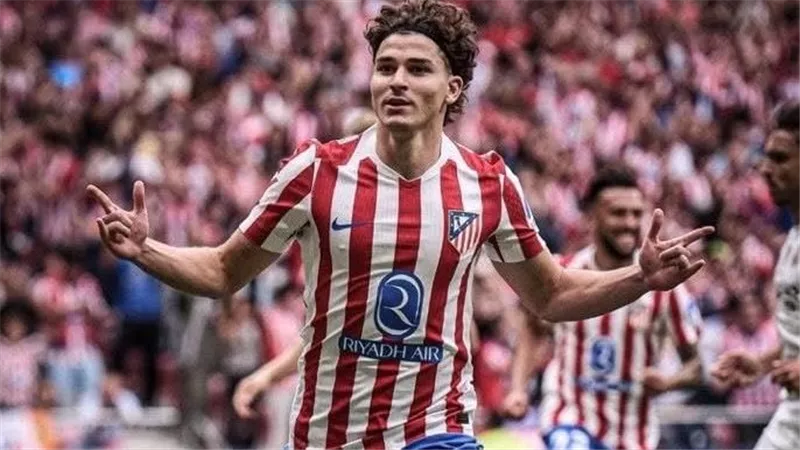 برشلونة يجهز عرضًا بـ120 مليون يورو لضم جوليان ألفاريز