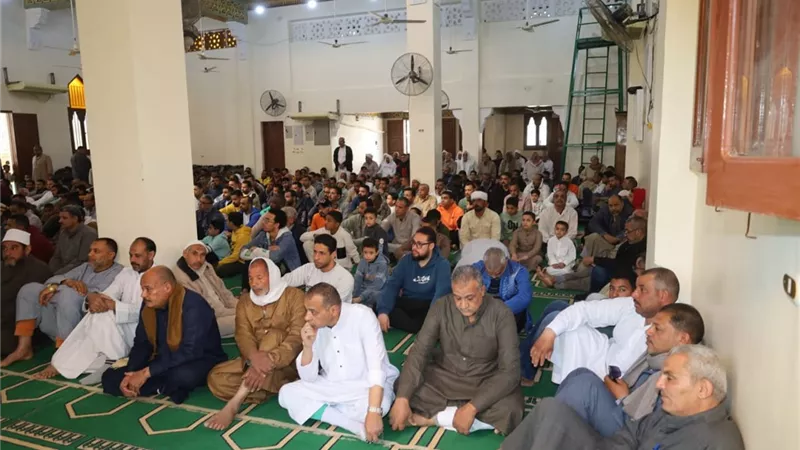 محافظ السويس يؤدي صلاة الجمعة وسط أهالي القطاع الريفي بقرية العمدة 