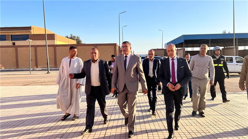 محافظ قنا يوجه بشن حملة لمصادرة الألعاب النارية ورفع الإشغالات وضبط الأسواق