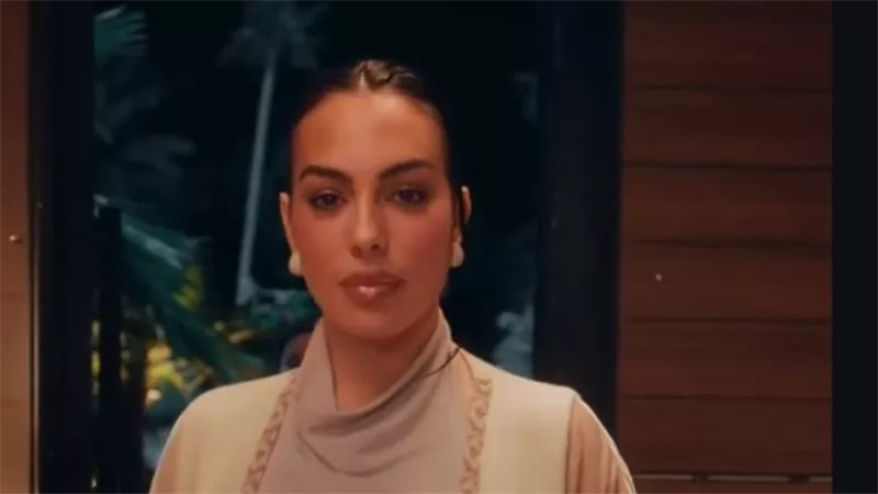كلي بيمينك… جورجينا تتألق بالقفطان وتكشف أسرار الضيافة السعودية
