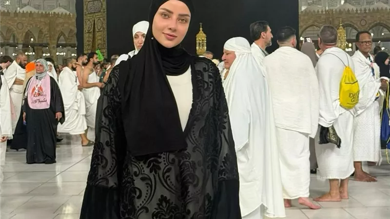 رضوى الشربيني من أمام الكعبة: «اطمئنَّ قلبي.. فقد فوضت أمري إلى ربي»