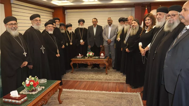 محافظ سوهاج يستقبل أصحاب النيافة الأساقفة والمطارنة لتقديم التهنئة