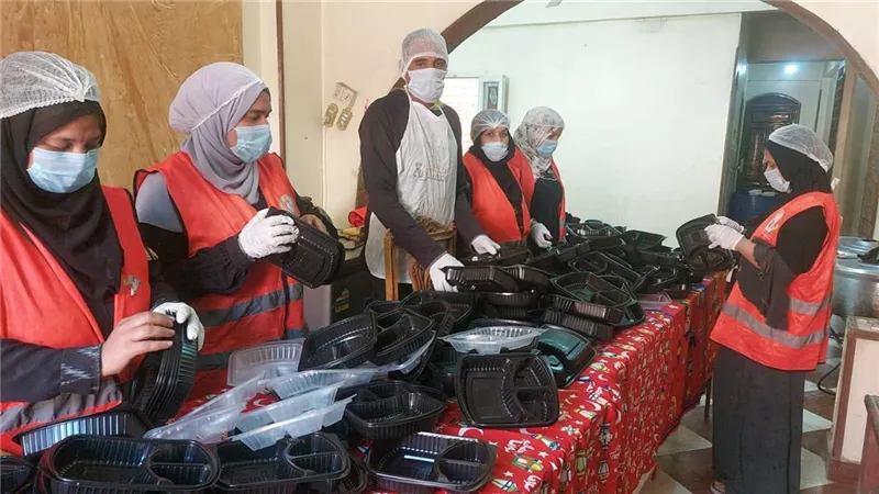 محافظ أسوان يتابع تجهيز وتوزيع وجبات الأسر الأولي بالرعاية بمركز كوم أمبو