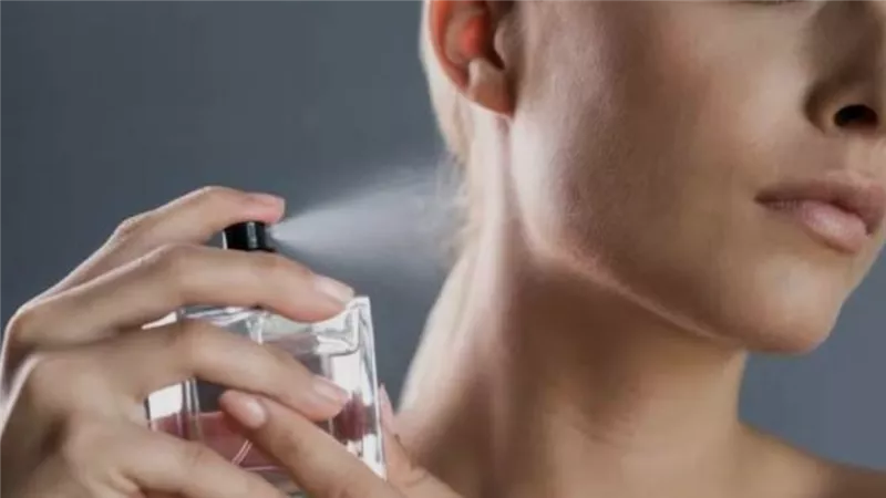 رشة عطرك اليومية تؤثر على جسمك والهرمونات والخصوبة بطريقة لا تتخيليها
