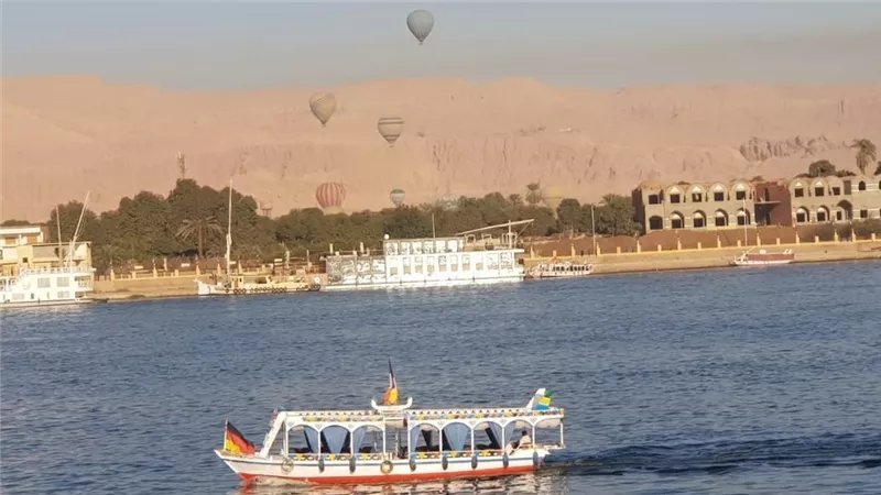 في ثالث أيام رمضان.. سماء الأقصر تتوهج بـ95 رحلة بالون تقل 2280 سائحًا