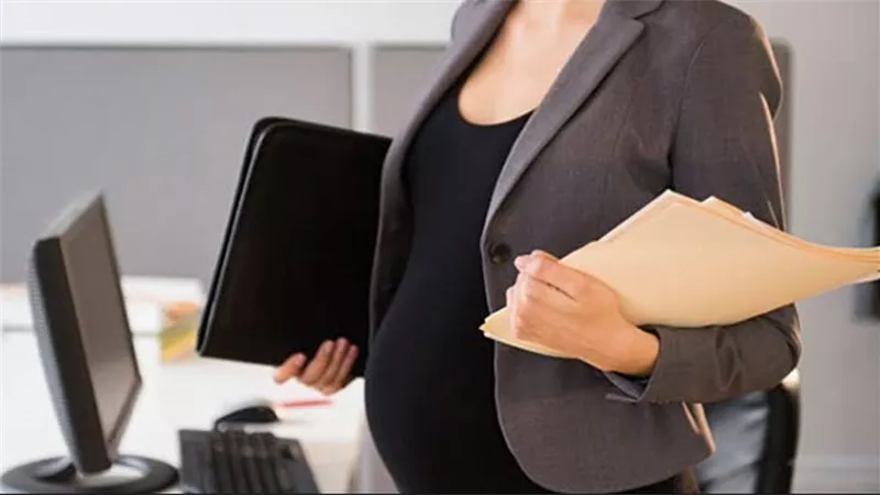 إجازة وضع 4 أشهر وحماية من الفصل.. أبرز مكاسب المرأة في قانون العمل الجديد