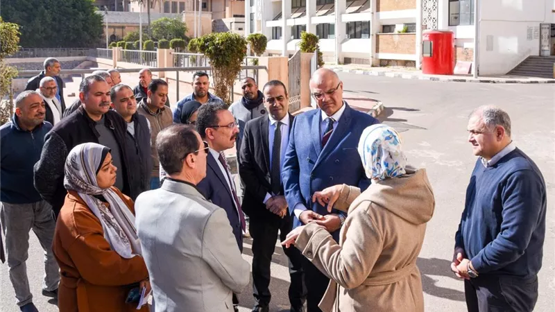 محافظ الإسكندرية يبحث مع رئيس الجامعة توفير أستراحة لمرافقي مرضي الشاطبي