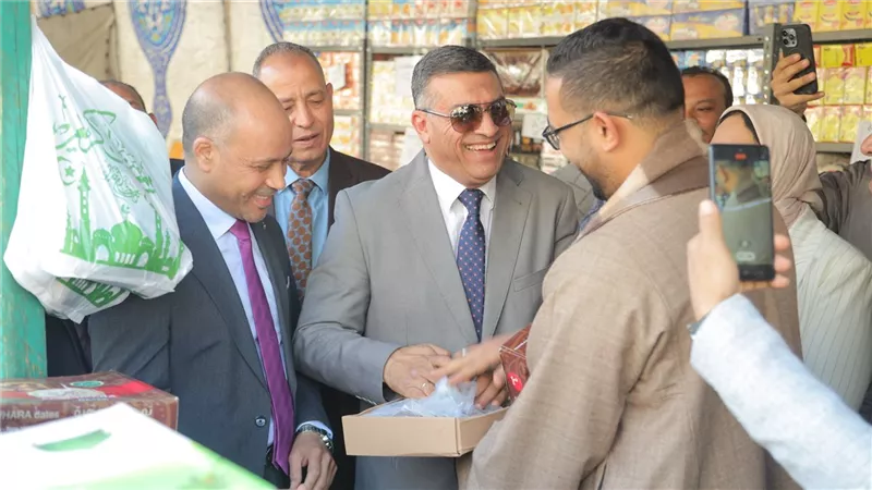 محافظ قنا يتفقد معرض 