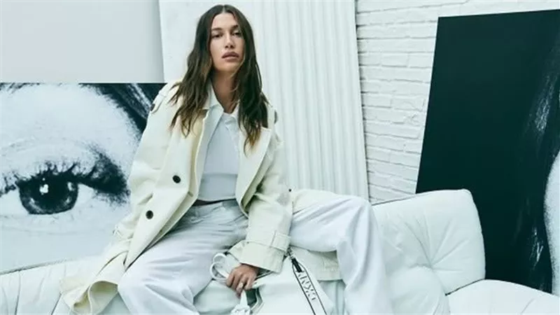تعاون يجمع بين DKNY والأيقونة العالمية هايلي بيبر في حملة ربيع 2026