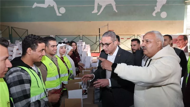 محافظ الجيزة يشارك بتعبئة 10 آلاف كرتونة غذائية لدعم القرى الأكثر احتياجا