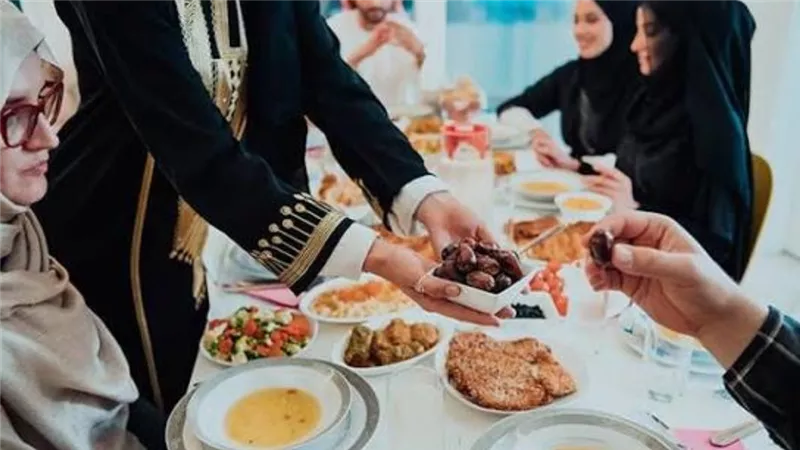 خبيرة إتيكيت لبنانية تكشف لـ نيوز رووم قواعد اتيكيت عزومات شهر رمضان 
