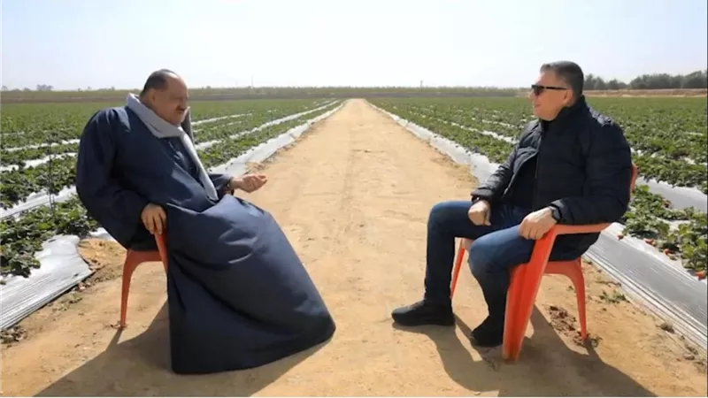 فلاح مصري يحول الصحراء إلى 300 فدان منتج ويدرب 3000 مزارع.. تفاصيل