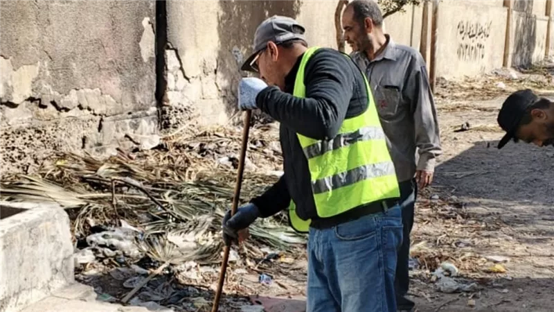 حملة نظافة مكبرة بمقابر الشهداء بحي ثانٍ الإسماعيلية لرفع المخلفات