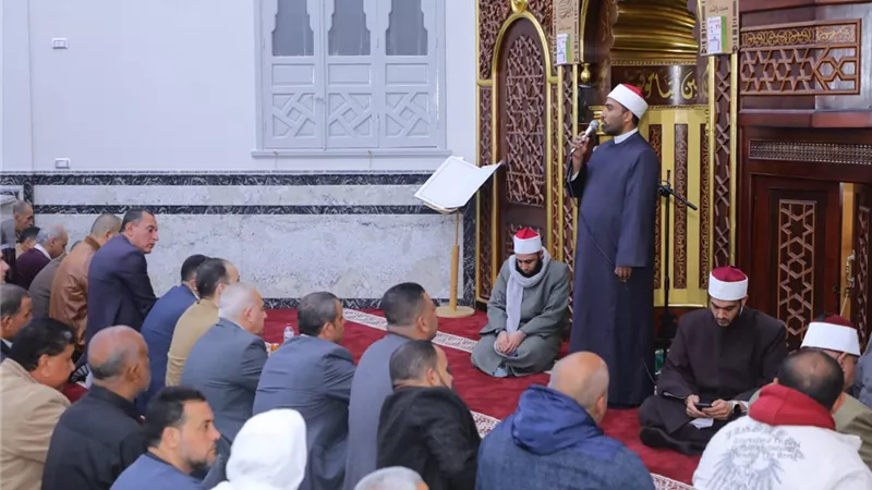 محافظ دمياط يؤدي صلاة العشاء والتراويح بمسجد راشد في كفر البطيخ