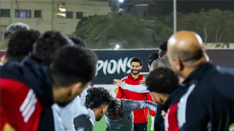 لاعبو الأهلي يحتفلون بعيد ميلاد إمام عاشور قبل مواجهة سموحة