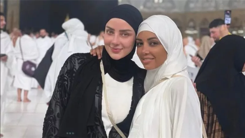 وجودها بحياتي نعمة.. رضوى الشربيني وعلياء بسيوني تخطفان الأنظار من أمام الكعبة