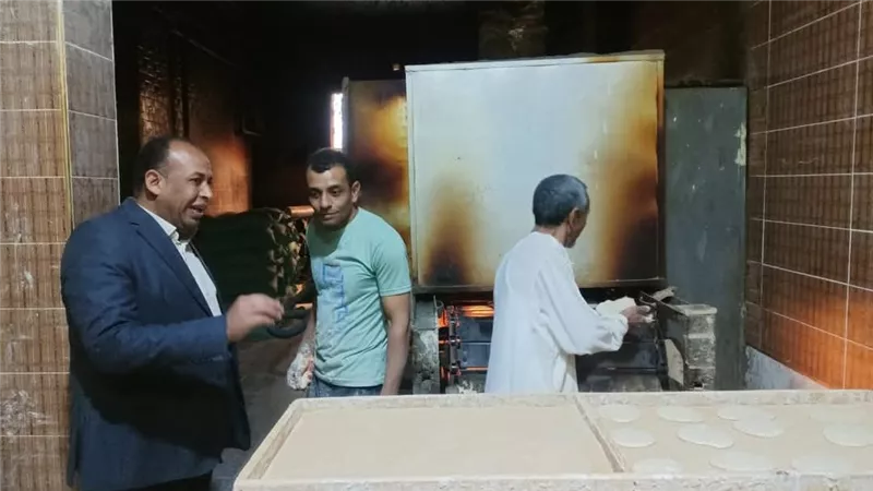 محلى نجع حمادى .. يقود حملة مفاجئة على المخابز |صور 