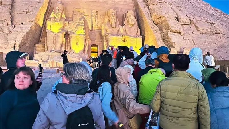 أسوان تستقبل 2000 سائح لحضور ظاهرة تعامد الشمس على وجه الملك رمسيس الثاني 