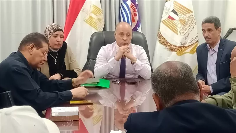 «تموين قنا» تعقد اجتماعا لمتابعة التشديد والرقابة على اسطوانات البوتاجاز |صور