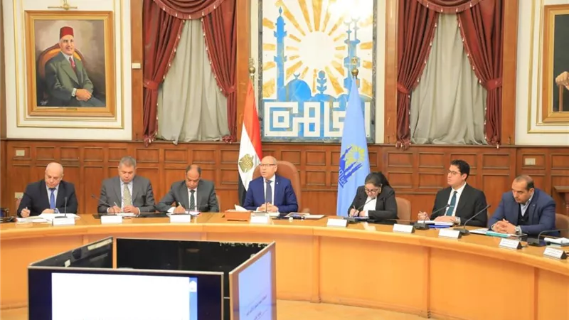 محافظ القاهرة يتابع ملف التصالح على مخالفات البناء والموجة ٢٨ لإزالة التعديات