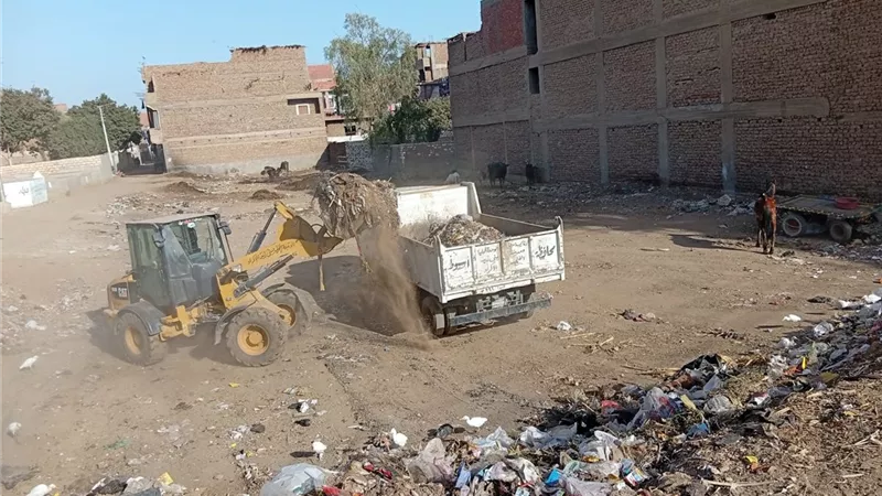 حملة نظافة مكبرة تواصل أعمالها المكثفة لرفع كفاءة الشوارع والطرق بمركز الفتح