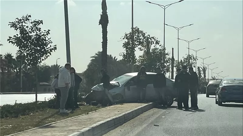 العناية الإلهية تنقذ شخصًا من الموت بعد اصطدامه بعمود إنارة بالتجمع الخامس