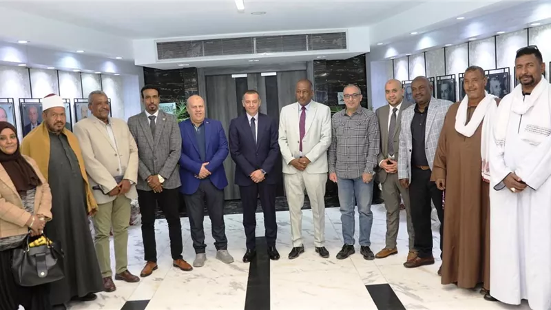 محافظ أسوان يلتقي وفد حزب حماة الوطن لتعزيز التعاون التنموي بالمحافظة