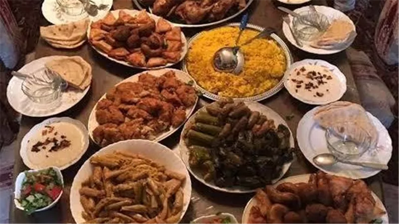 استشارية أسرية: وضع خطة للعزومات قبل رمضان يوفر الجهد ويعزز الراحة