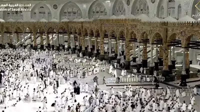 بث مباشر.. شعائر صلاة العشاء والتراويح من الحرمين سادس ليلة من رمضان