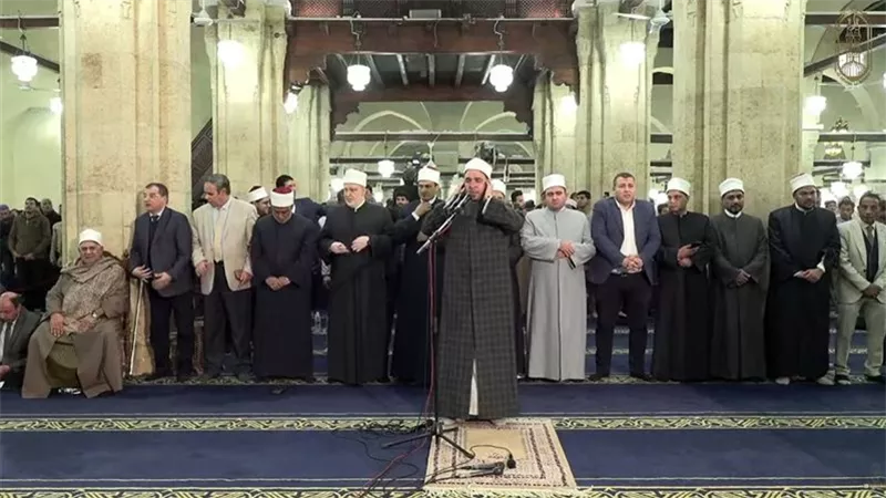 بث مباشر.. شعائر صلاة العشاء والتراويح خامس ليلة من رمضان بالأزهر