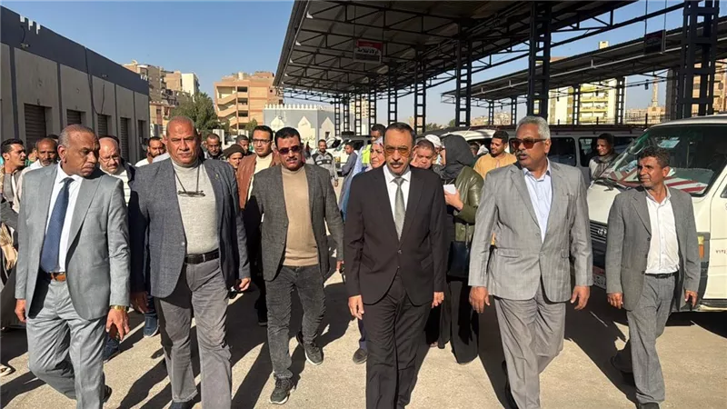 محافظ سوهاج يتفقد معرض «أهلاً رمضان» ويشدد على الالتزام بالأسعار 