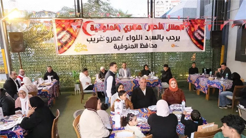 محافظ المنوفية يشارك الأيتام والمسنين إفطار رمضان ويزرع البسمة في قلوبهم
