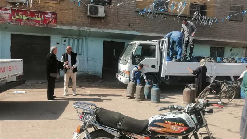 انتظام توزيع أسطوانات البوتاجاز تحت إشراف مكثف من المحليات بقنا  