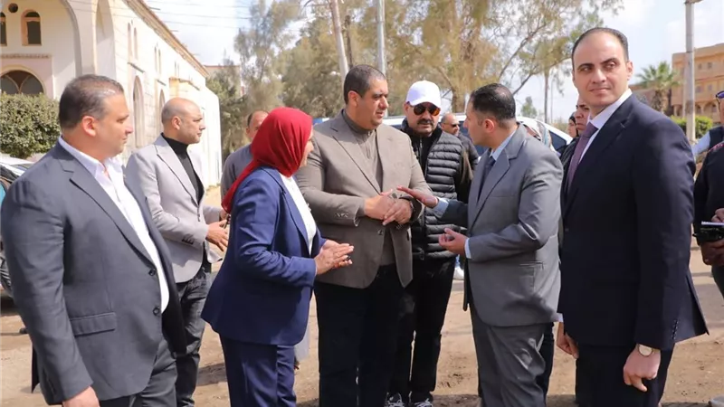 محافظ دمياط يبحث ميدانيا خطة إنشاء موقف سيارات الأجرة وتطوير مدخل السرو 