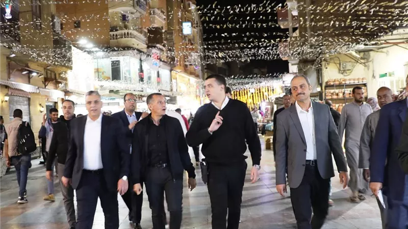 لفرض الانضباط داخل السوق.. جولة مسائية لمحافظ أسوان داخل السوق السياحي 
