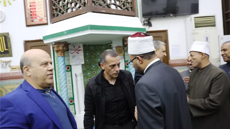محافظ أسوان يؤدي صلاتي العشاء والتراويح مع أهالي أسوان بمسجد النصر