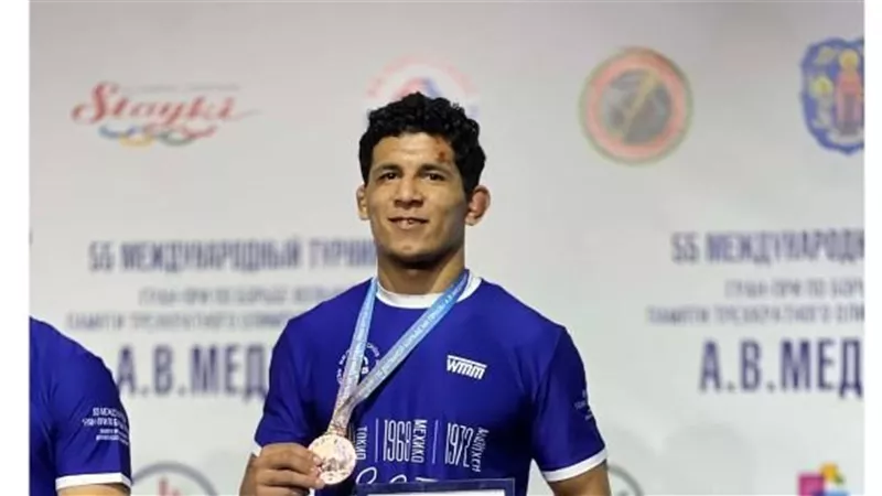 عمر أمين يحصد برونزية بطولة إلكسندر ميدفيد للمصارعة