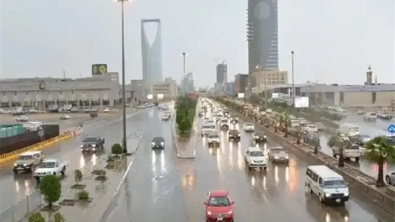 رياح مثيرة للأتربة وأمطار خفيفة.. تفاصيل طقس السعودية اليوم