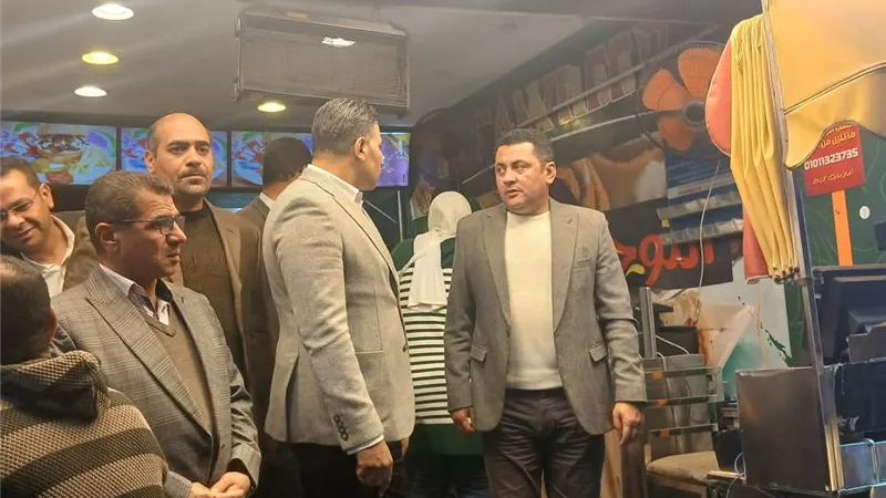 حملات مكبرة لرفع الاشغالات وتحسين النظافة والإنارة بنطاق حي السويس