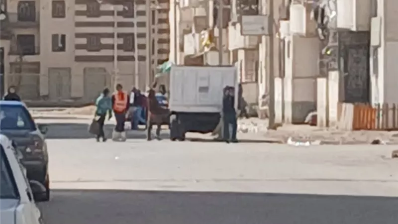 حملات ميدانية مكثفة للنظافة والكهرباء بحي عتاقة للحفاظ على المظهر الحضاري