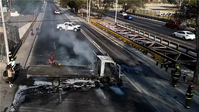 إلغاء رحلات وإغلاق طرق.. الفوضى تعم المكسيك بعد مقتل إل مينشو