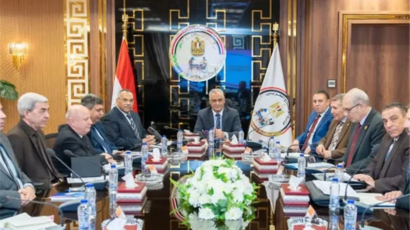 وزير الدولة للإنتاج الحربي يتابع الموقف التنفيذي لمشروعات 