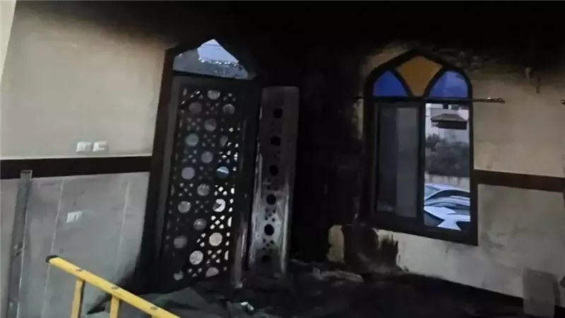 مستوطنون يحرقون مسجد أبو بكر الصديق في نابلس شمال الضفة الغربية