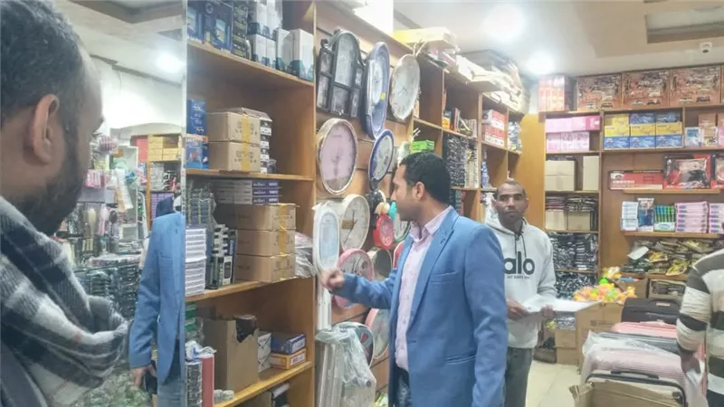 حملة مكبرة بمدينة نجع حمادي على الألعاب النارية والإشغالات ورخص المحال 