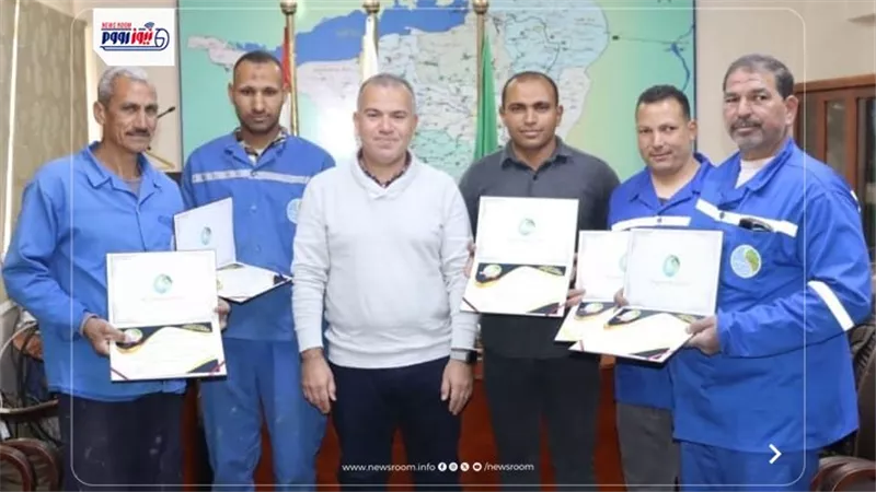 رئيس مياه الفيوم يكرم رموزا من العاملين بقطاع مياه الشرب تقديرا لتميزهم