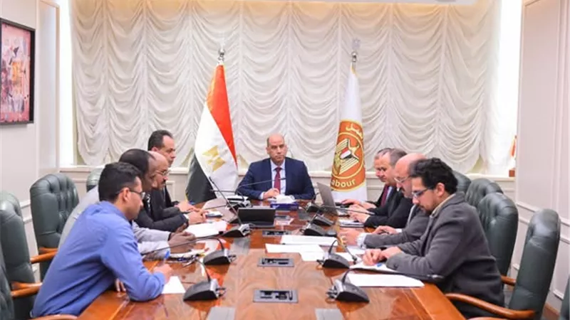 وزير العمل يعقد اجتماعًا لمتابعة الاستعدادات الخاصة بالانتخابات النقابية