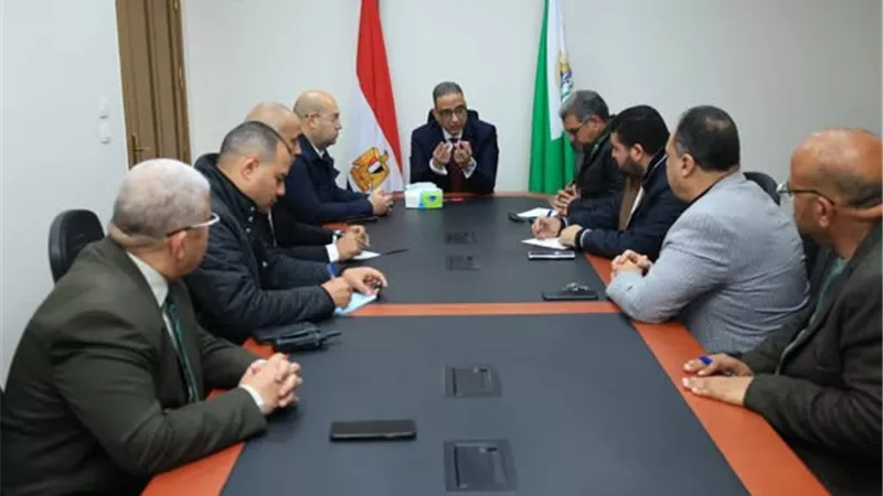 محافظ الجيزة يعقد لقاءً عاجلًا لبحث آليات رفع مستوى النظافة بكرداسة 