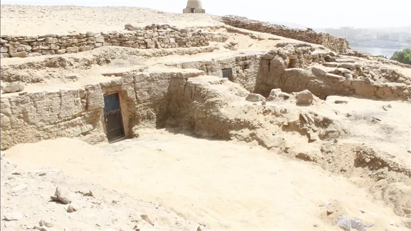 اكتشاف 3 مقابر صخرية جديدة في أسوان تعود إلى عصر الدولة القديمة|فيديو