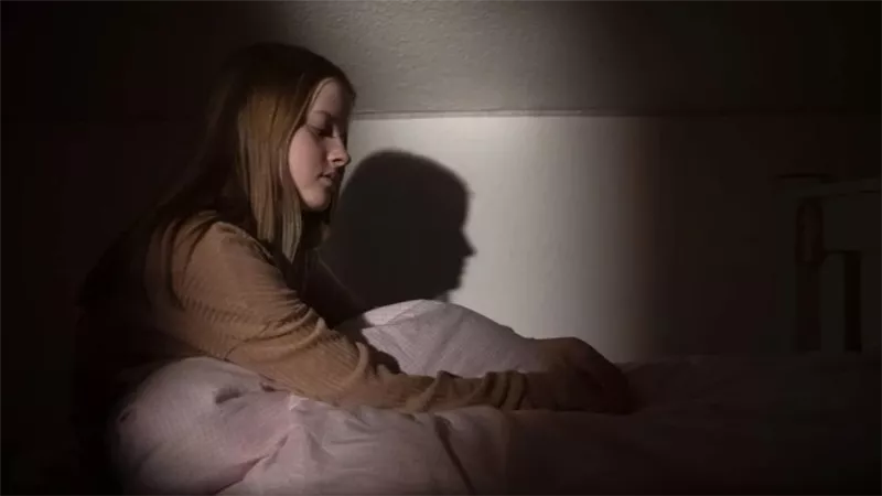 كيف يرتبط النوم غير الكافي بالسلوكيات الخطرة لدى المراهقين؟